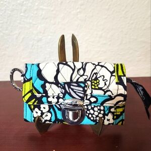 Vera Bradley brand, ladies Keychsin ID wallet